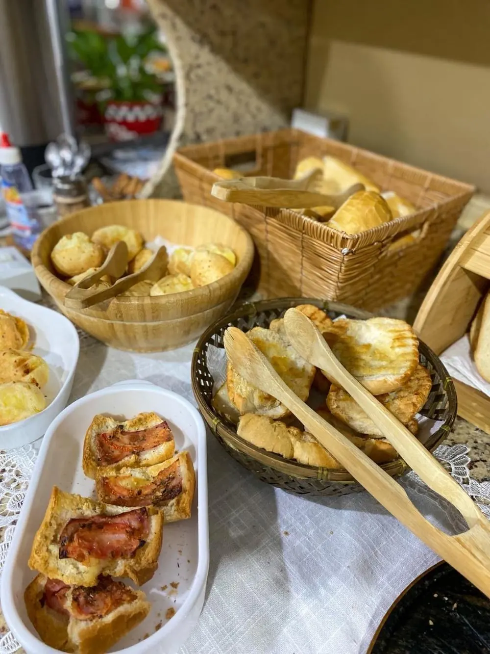 Mesa de café da manhã do Hotel Barril com pães e salgados