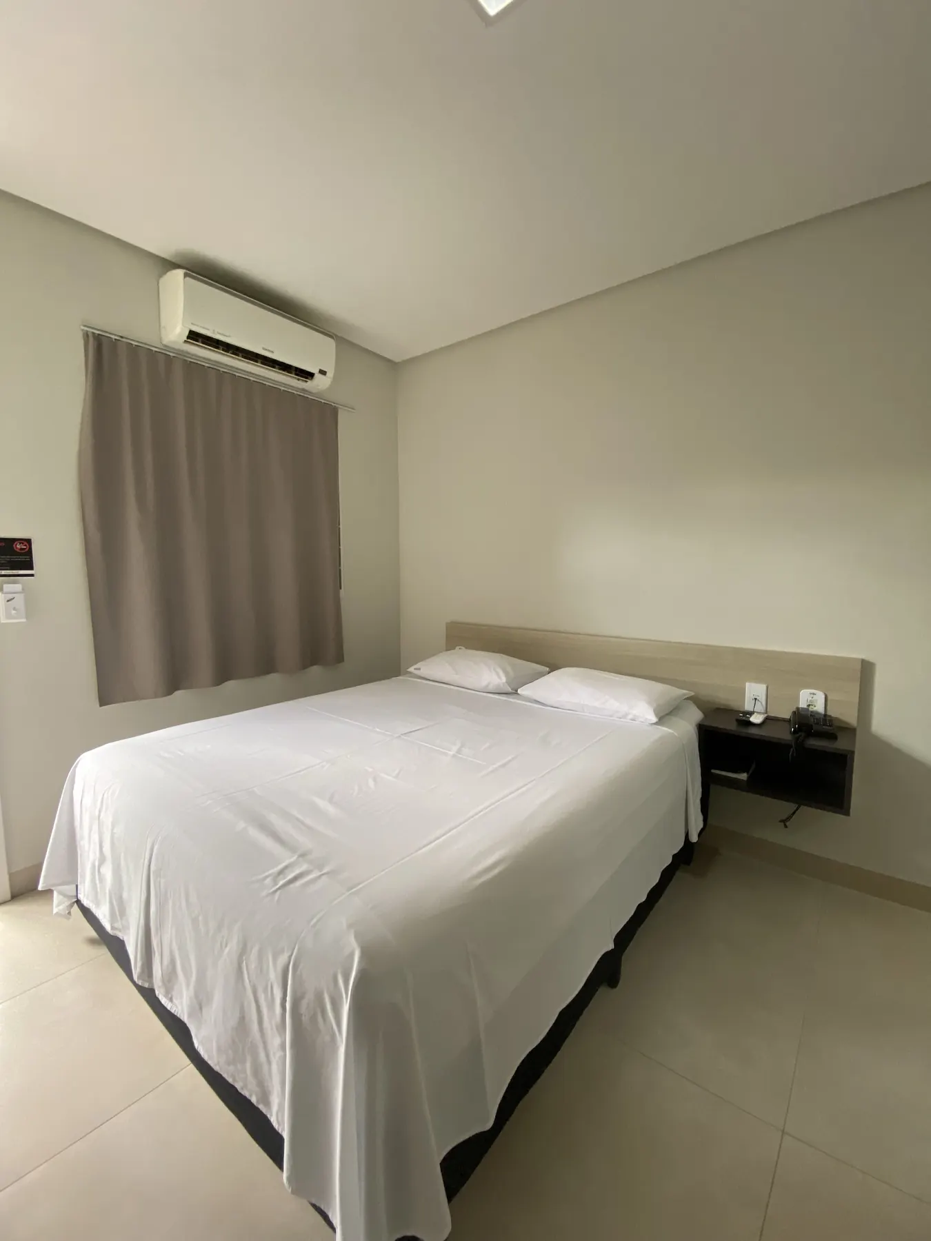 Cama de casal com ar-condicionado