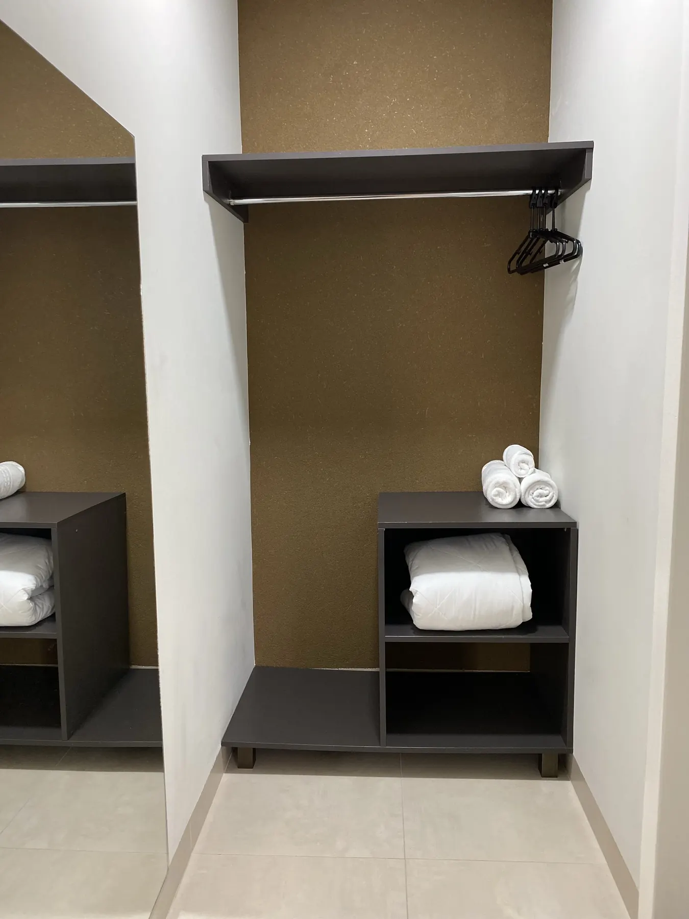 Armário com cabides e toalhas