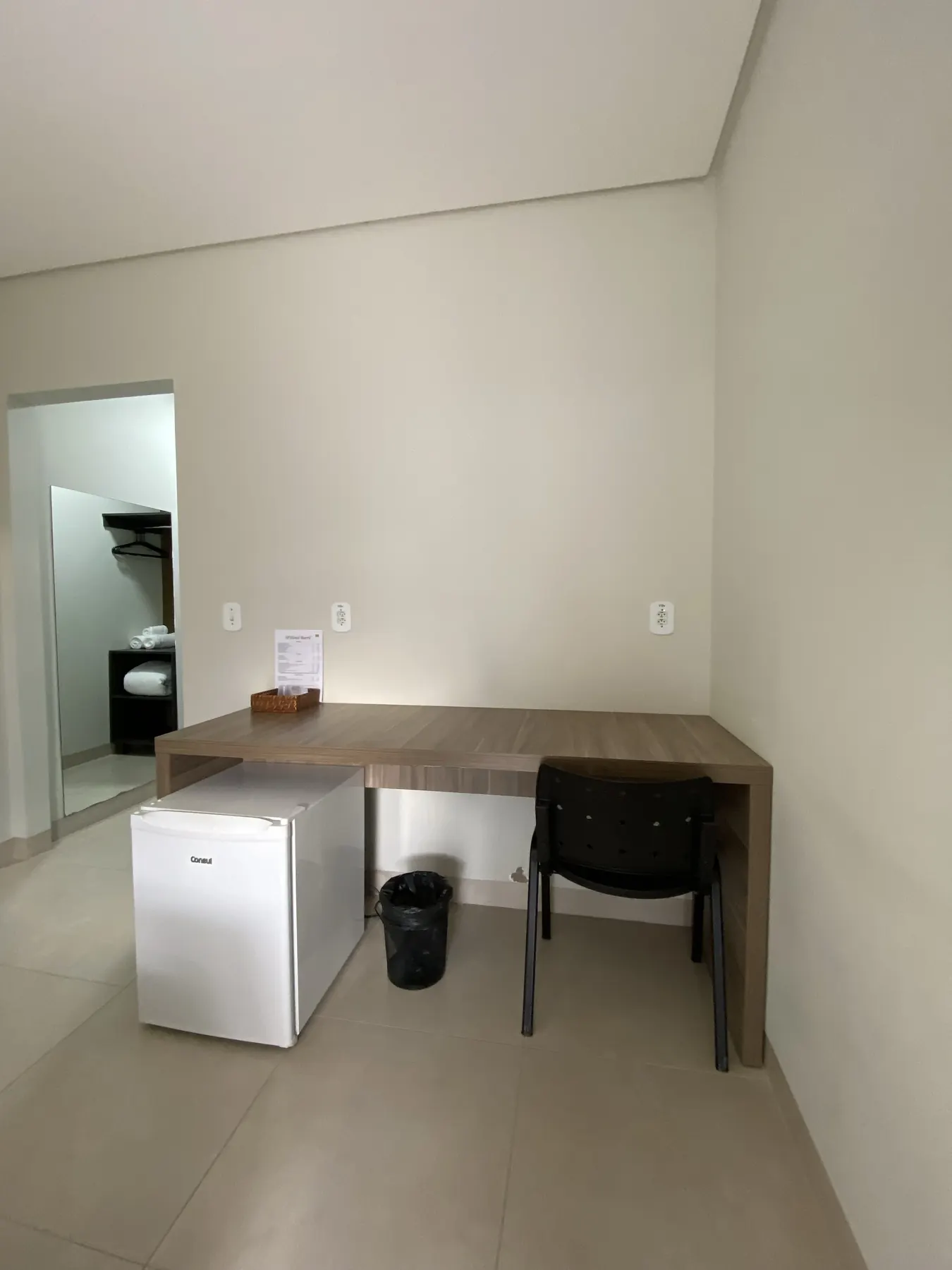 Mesa de trabalho e frigobar