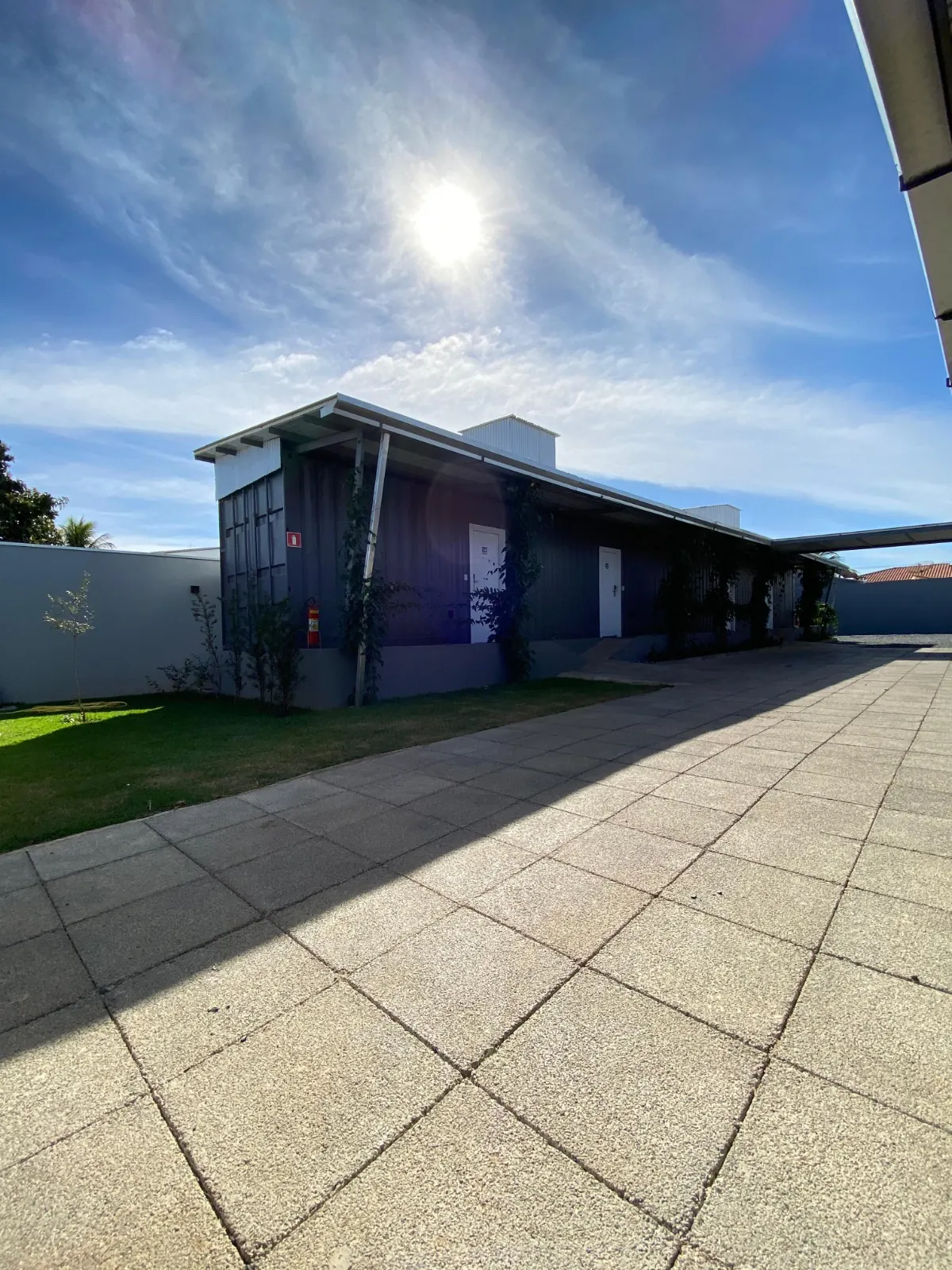 Área externa dos containers com entrada independente
