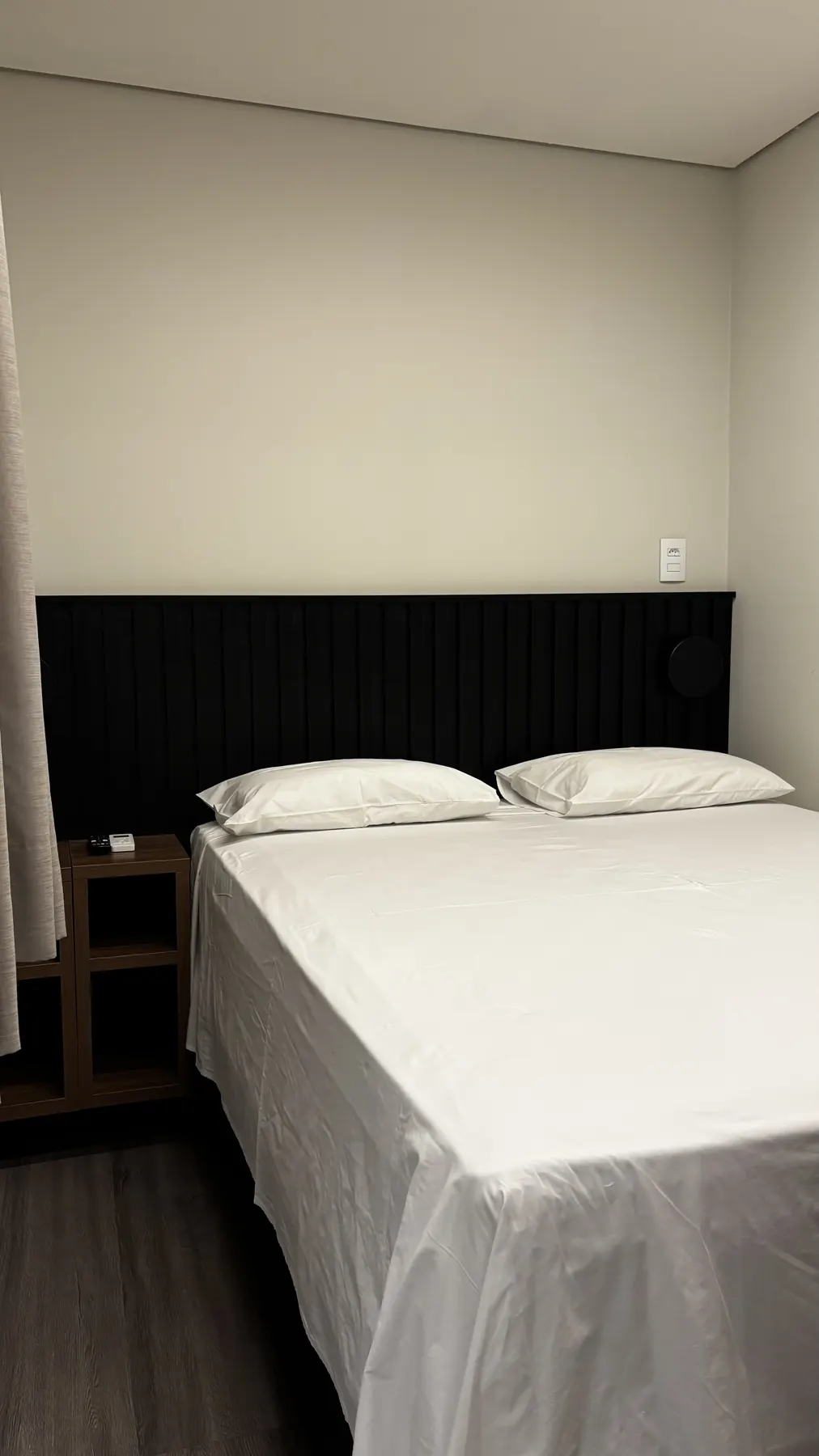 Cama queen no quarto container