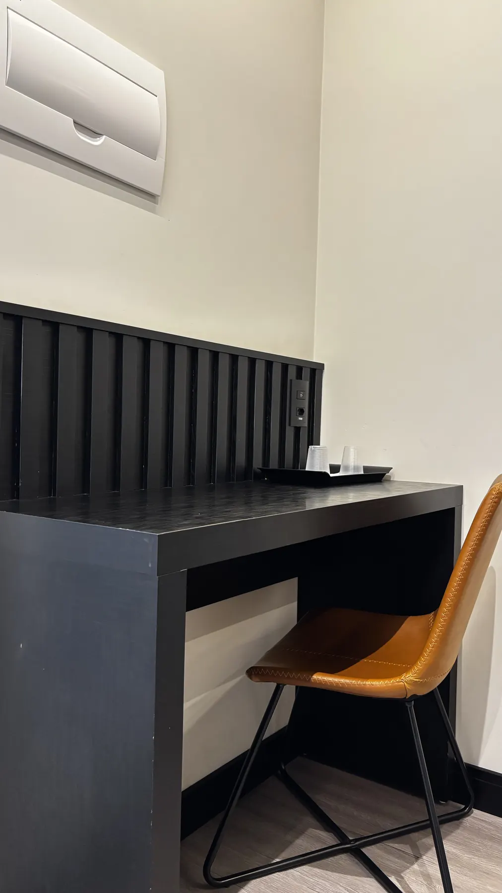 Mesa de trabalho e ar-condicionado