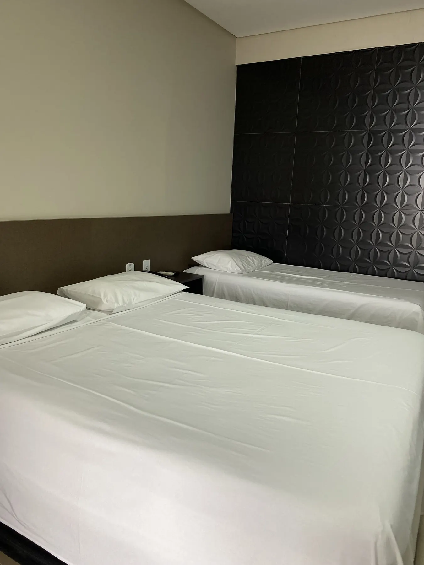 Quarto familiar com cama de casal e cama de solteiro