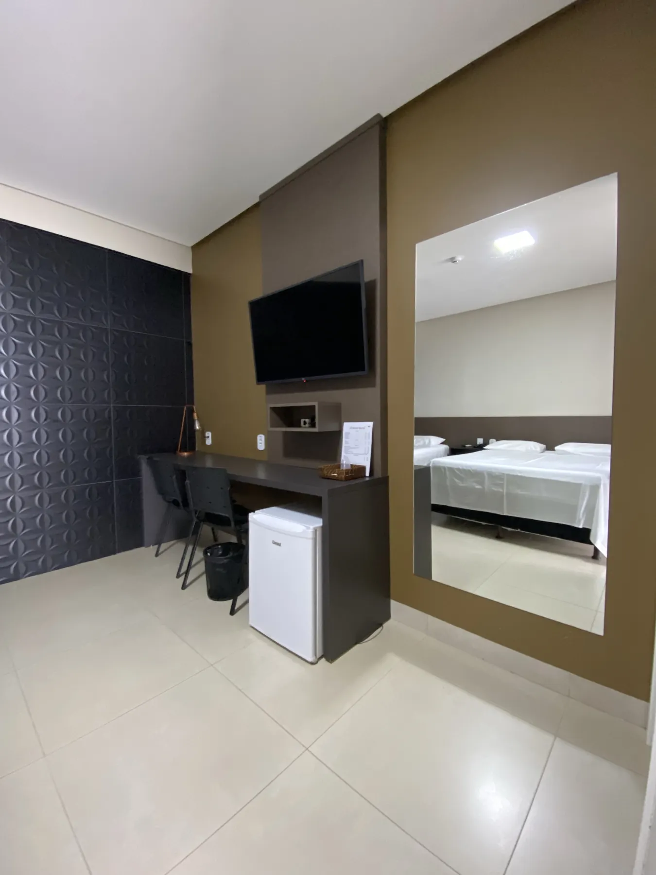 Mesa, frigobar e Smart TV
