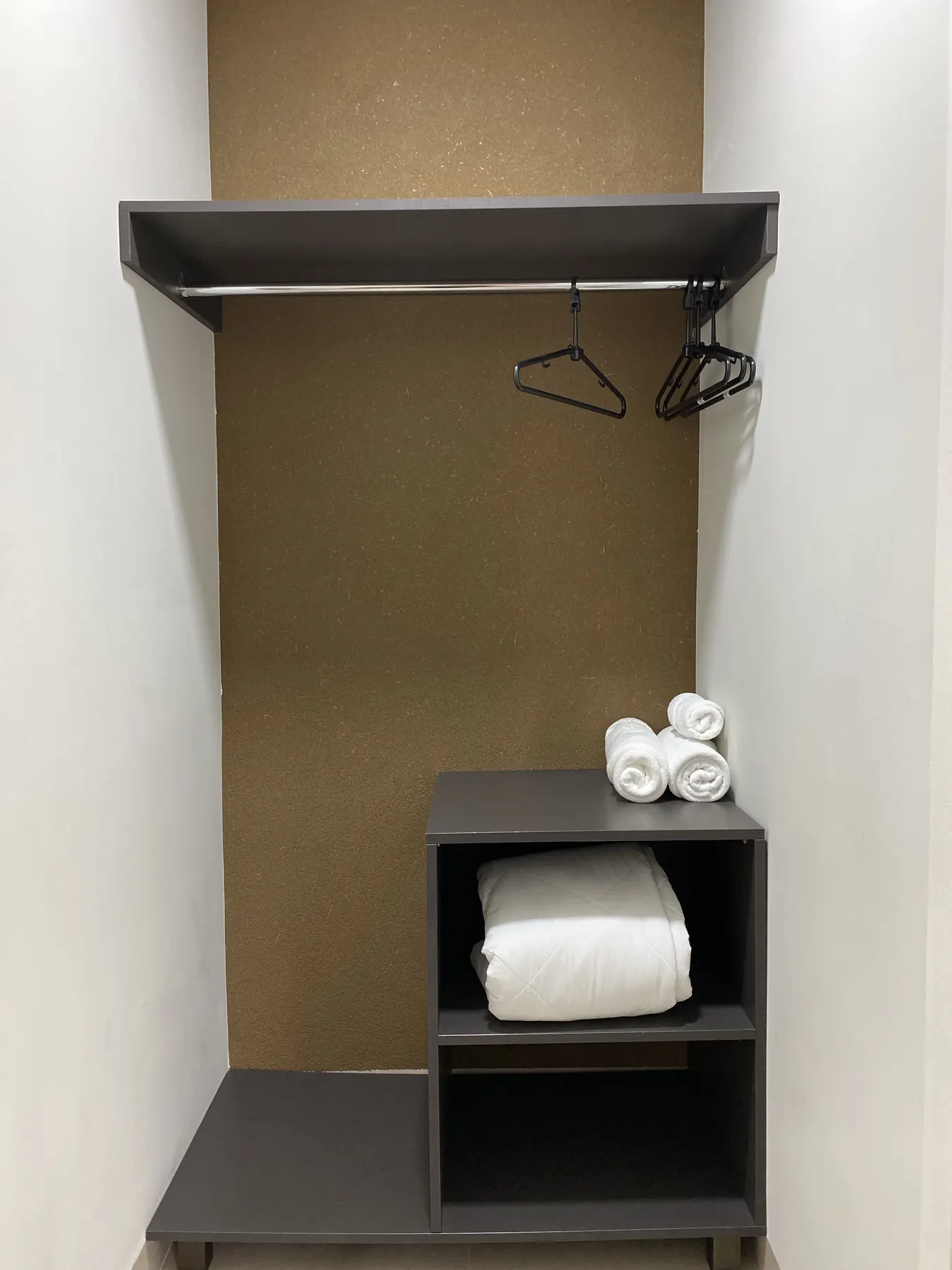Armário com cabides e toalhas