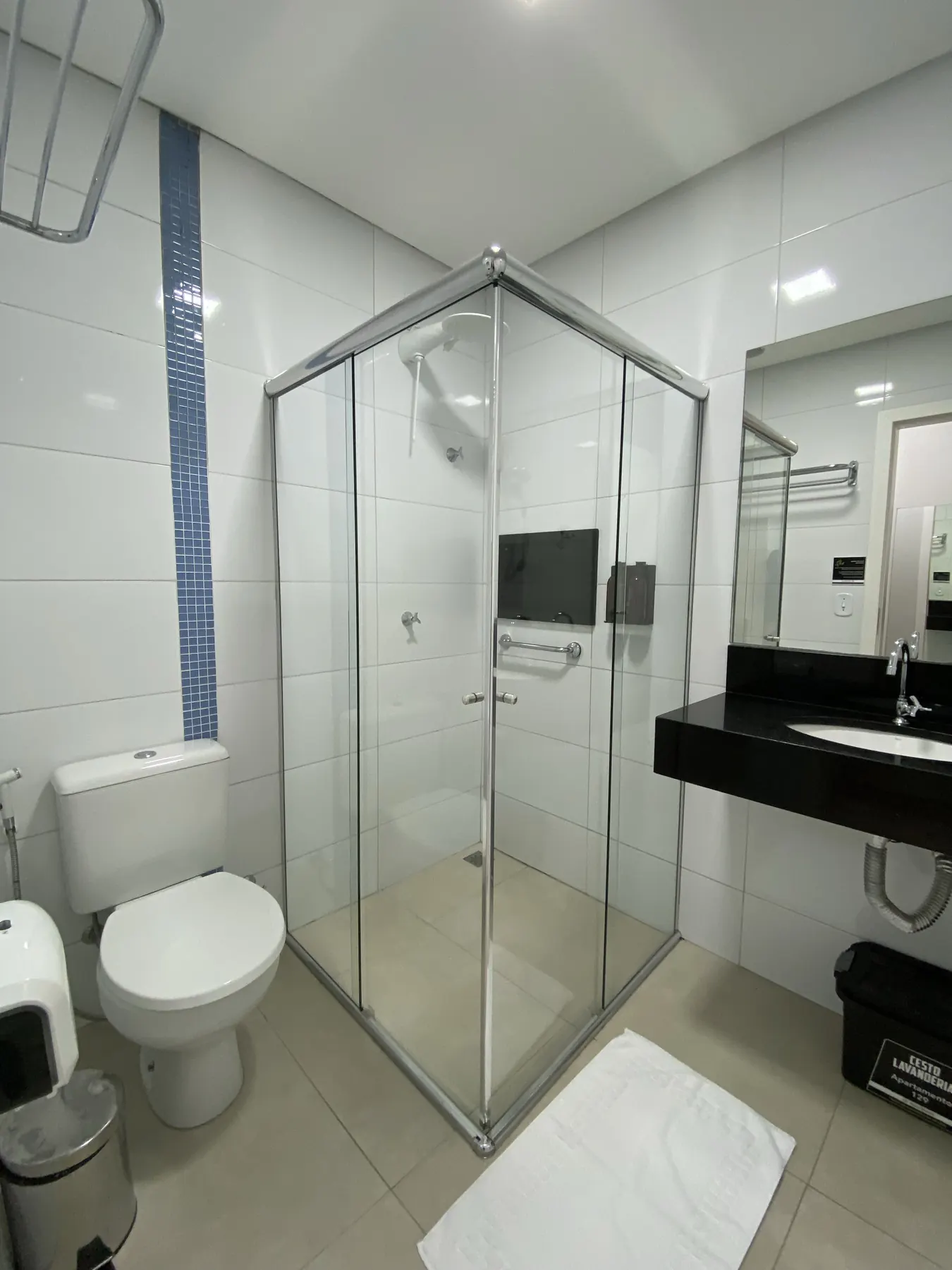 Banheiro com box de vidro